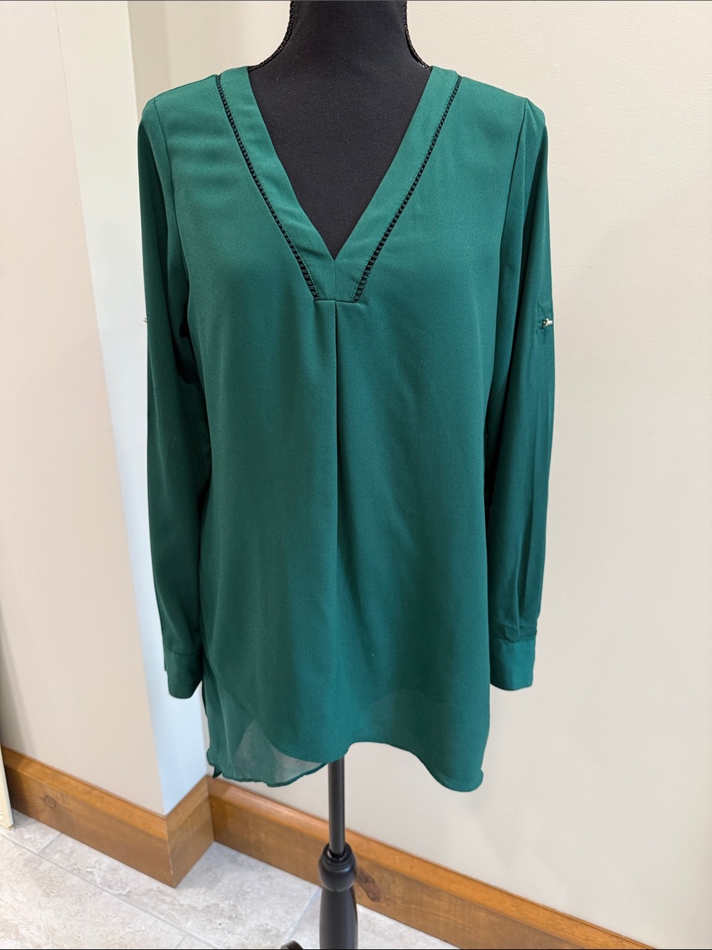 WHITE HOUSE BLACK MARKET NWOT Green Notch Neck Asymmetrical Tunic Top size 2